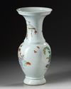 A CHINESE FAMILLE ROSE VASE, 19TH-20TH CENTURY