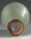 A CHINESE CELADON CRACKLE-GLAZED MEIPING, CHINA, QING DYANSTY (1644-1911)