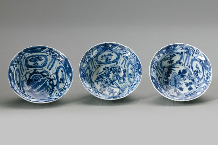 THREE CHINESE BLUE AND WHITE BOWLS, WANLI PERIOD (1572-1620)