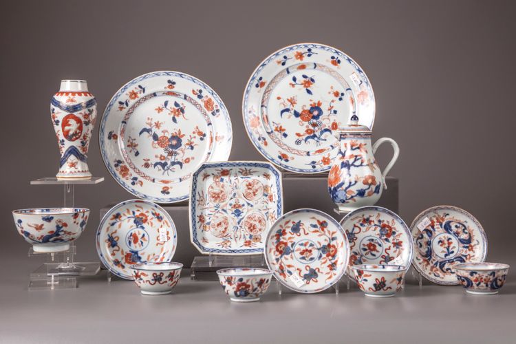 A group of 15 Chinese imari cups, saucers, bowls and a vase