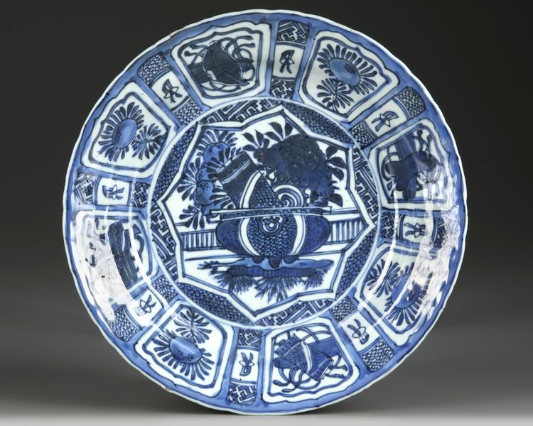 A CHINESE BLUE AND WHITE KRAAK PORCELAIN' DISH, WANLI PERIOD (1572-1620)