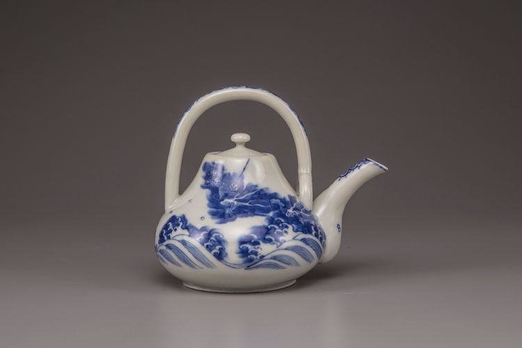 A JAPANESE HIRADO TEAPOT, 19TH CENTURY