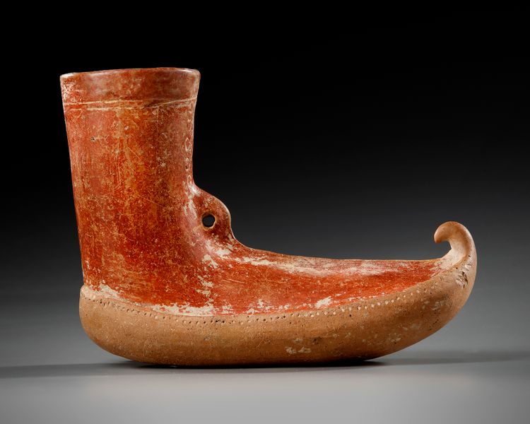 AN AMLASH RHYTON POTTERY IN FORM OF SHOES, CIRCA 1ST MILLENNIUM B.C.