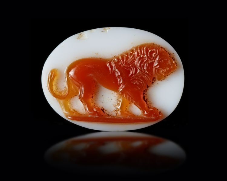 A ROMAN CAMEO OF A WALKING LION, 1ST-2ND CENTURY AD