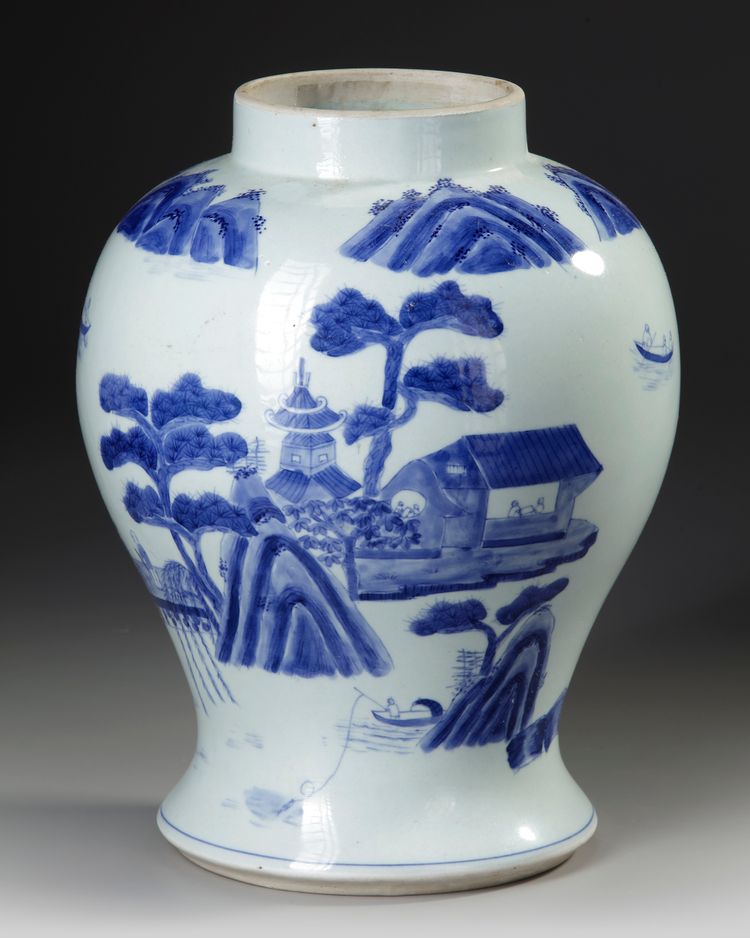 CHINESE BLUE AND WHITE VASE, 20TH CENTURY