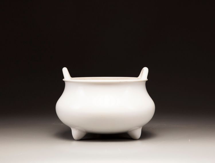 A large Dehua tripod censer