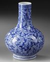 A CHINESE BLUE AND WHITE VASE, 19TH-20TH CENTURY