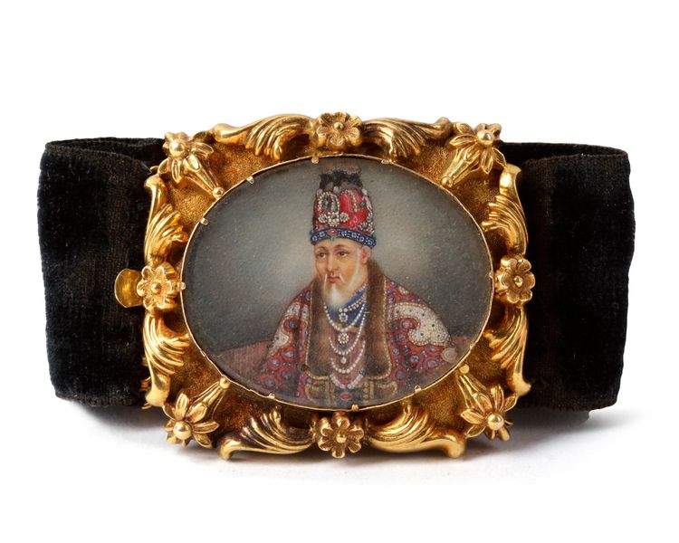 A GILT MUGHAL BELTBUCKLE OF AKBAR SHAH II, 19TH CENTURY