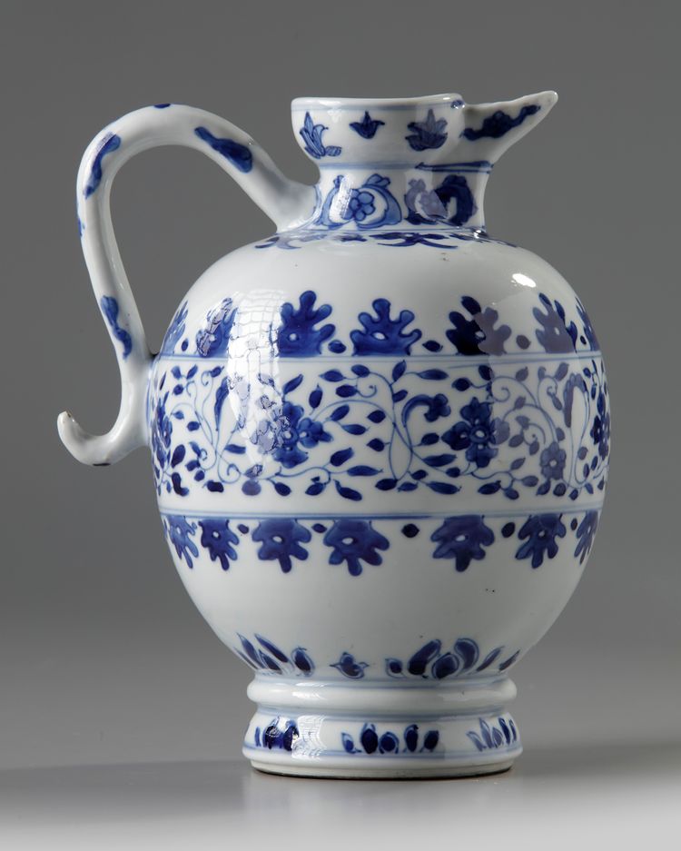 A Chinese blue and white 'floral' ewer