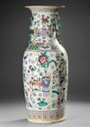 A LARGE CHINESE FAMILLE ROSE 'HUNDRED ANTIQUES' VASE, 19TH CENTURY