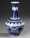 A CHINESE BLUE AND WHITE BOTTLE VASE, 19TH-20TH CENTURY