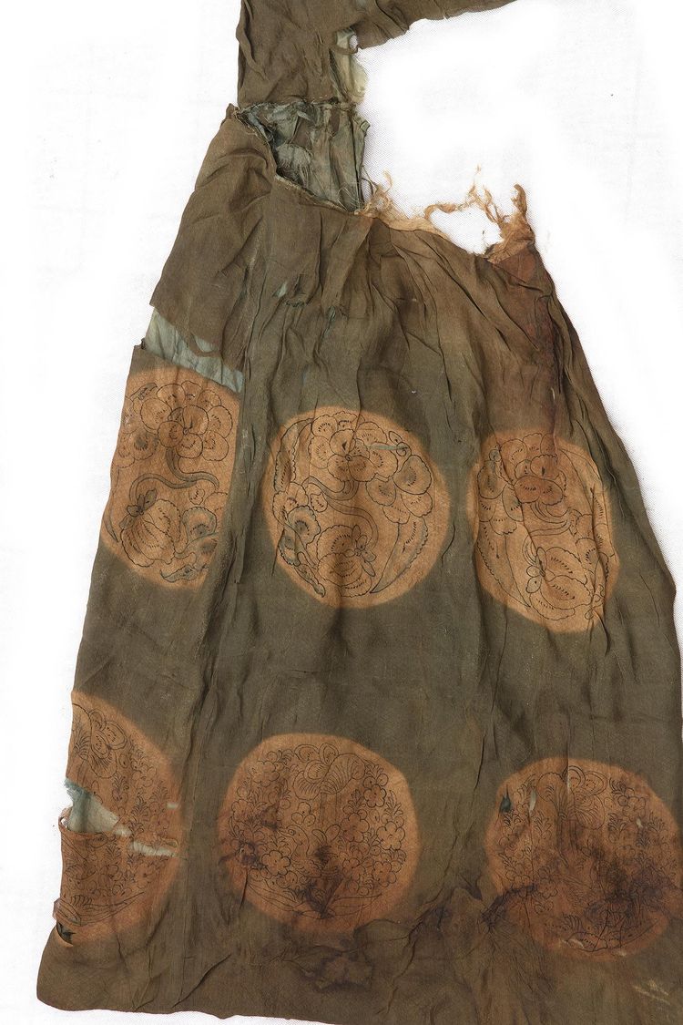 A GREEN/BROWN SILK ROBE, HAN DYNASTY (206 BC-24 AD)