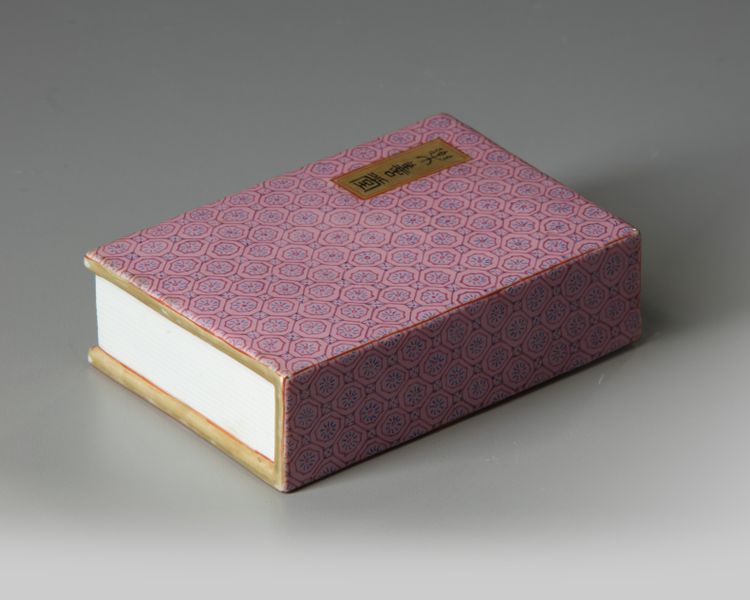A CHINESE FAMILLE ROSE 'BOOK' PAPER WIGHT, EARLY 20TH CENTURY