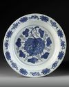 A LARGE CHINESE BLUE AND WHITE 'GRAPES' CHARGER, JIAJING PERIOD (1522-1566)