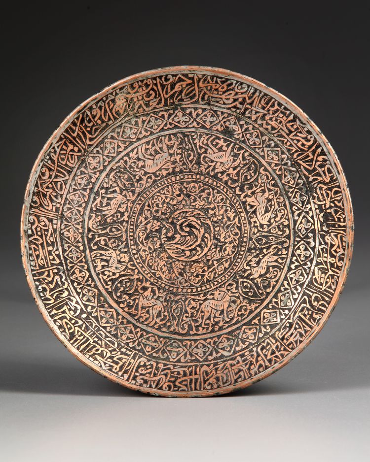 A COPPER INLAID ENGRAVED METAL DISH, 20TH CENTURY