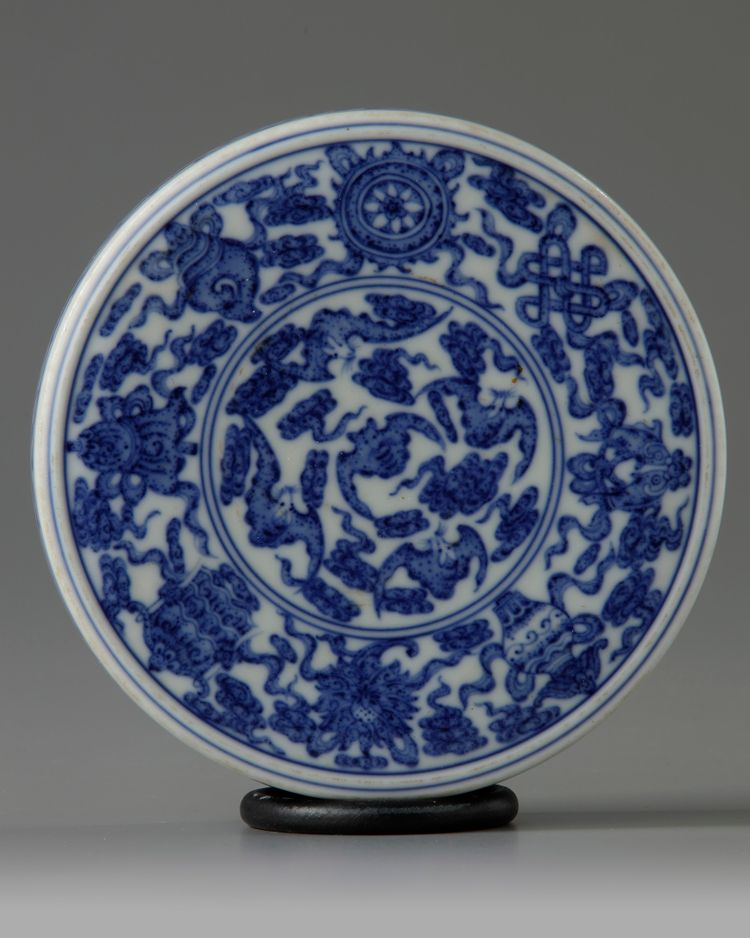 A Chinese blue and white 'Eight Buddhist Emblems' ink stone and cover