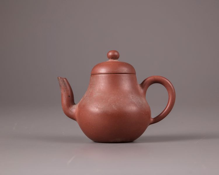 A Chinese yixing teapot and cover