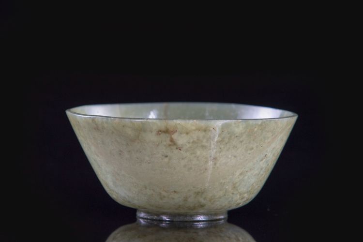 A CHINESE JADE BOWL ,19TH CENTURY