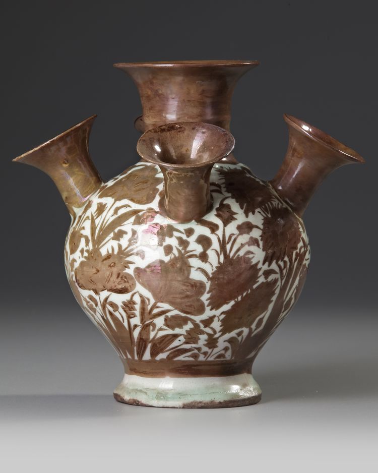 A PERSIAN POTTERY TULIP VASE, SAFAVID, 17TH CENTURY