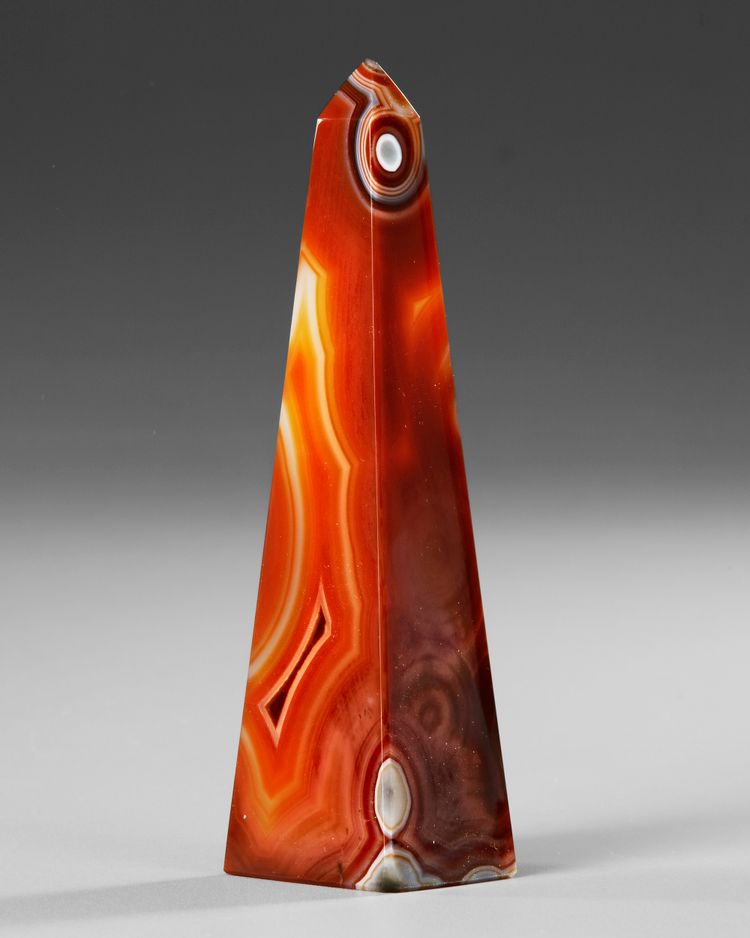 A POLISHED STONE OBELISK, POSSIBLY MADE OF AGATE OR SIMILAR SEMI-PRECIOUS STONE