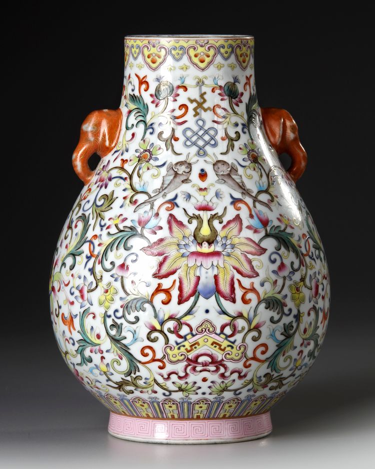 A CHINESE FAMILLE ROSE VASE, 19TH-20TH CENTURY