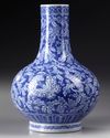 A CHINESE BLUE AND WHITE VASE, 19TH-20TH CENTURY
