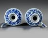 A PAIR OF BLUE AND WHITE EWERS, KANGXI PERIOD (1662-1722 )