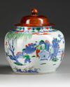A CHINESE WUCAI PORCELAIN JAR, 18TH-19TH  CENTURY
