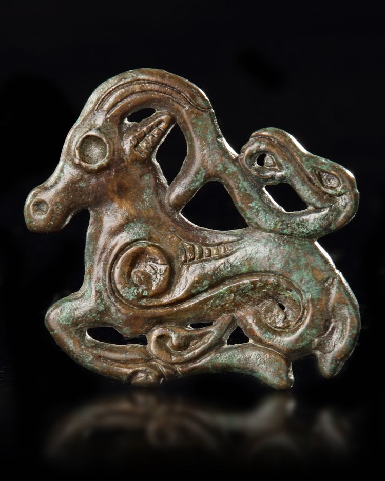 A SEATED MYTHOLOGICAL BRONZE RAM, ORDOS PERIOD
