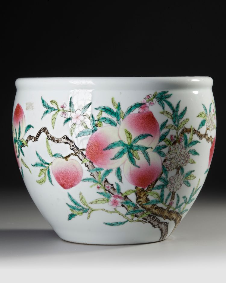 A CHINESE FAMILLE ROSE PEACH DECORATED POT, 19TH–20TH CENTURY