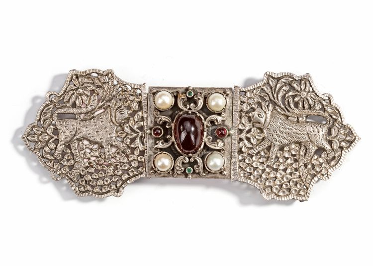 A SILVER  BELT BUCKLE, INDIA, 20TH CENTURY