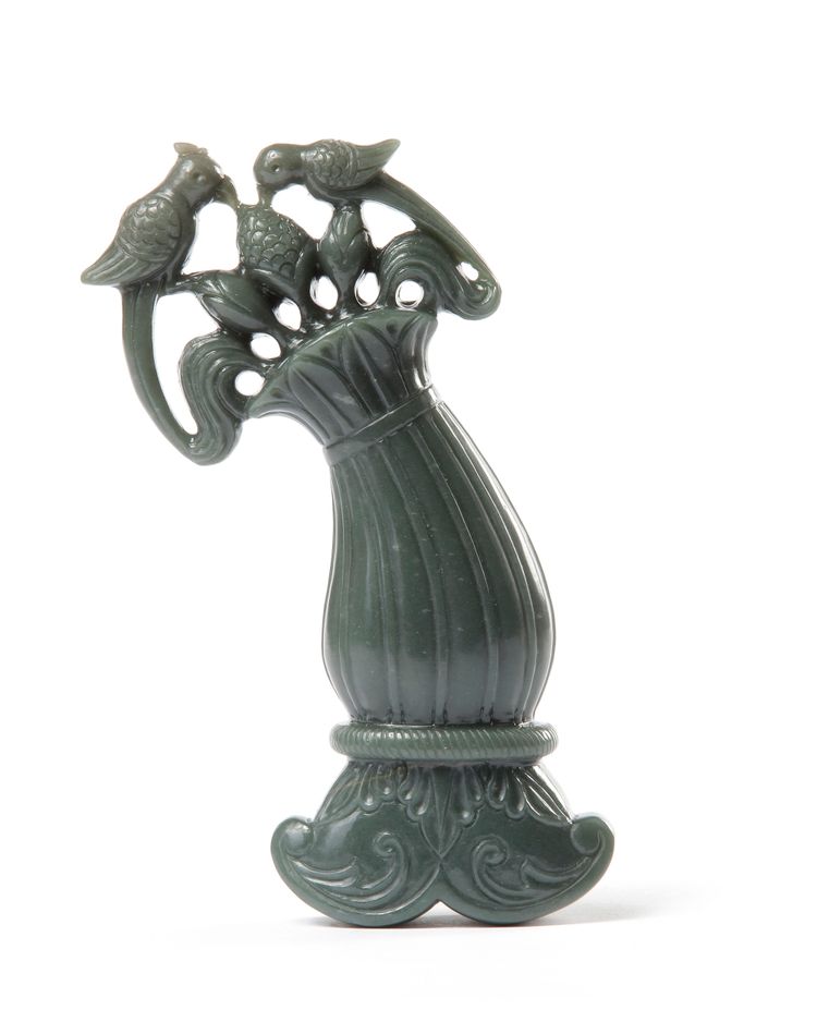 A MUGHAL JADE DAGGER HILT, INDIA,  20TH CENTURY