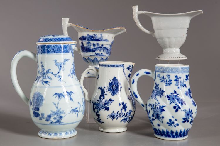 A GROUP OF FIVE CHINESE BLUE AND WHITE AND EN GRISAILLE POURING VESSELS