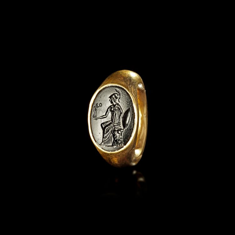A LARGE ROMAN GOLD RING WITH A BLACK JASPER INTAGLIO OF MINERVA/ATHENA, 1ST CENTURY AD