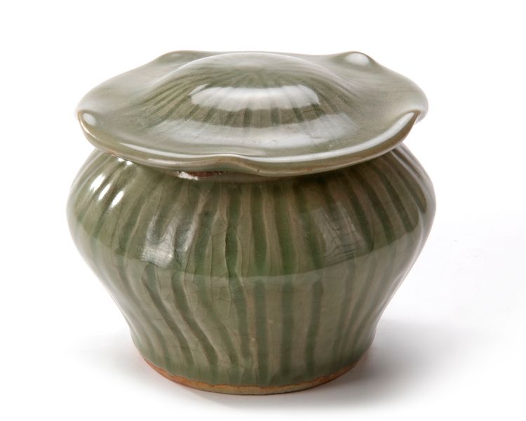 A CHINESE LONGQUAN CELADON ‘HUNDRED RIB’ JAR AND ‘LOTUS’ COVER, MING DYNASTY (1368-1644)