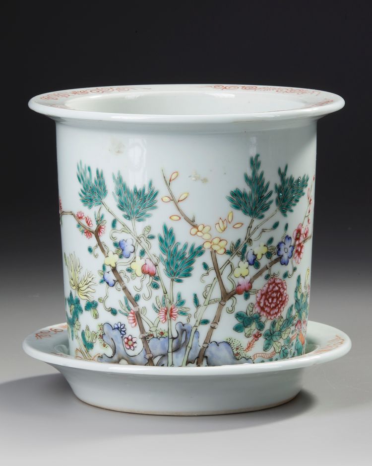 A CHINESE FAMILLE ROSE POT ON STAND – 19TH CENTURY