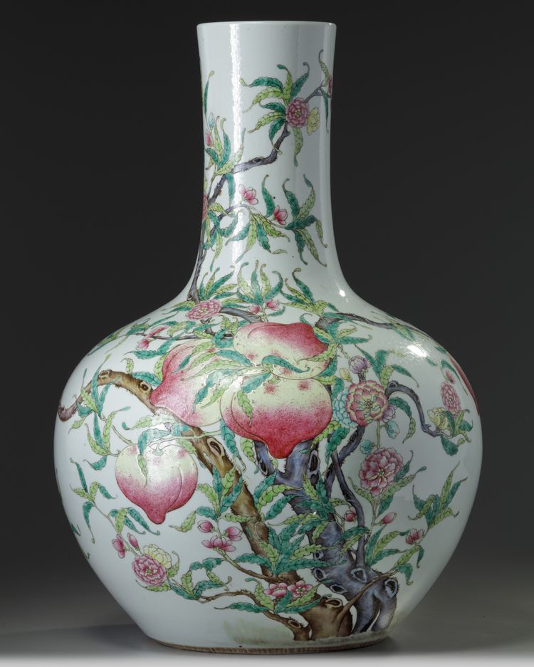 A LARGE CHINESE FAMILLE ROSE 'NINE PEACHES' BOTTLE VASE, TIANQIUPING, QING DYNASTY (1644-1911)