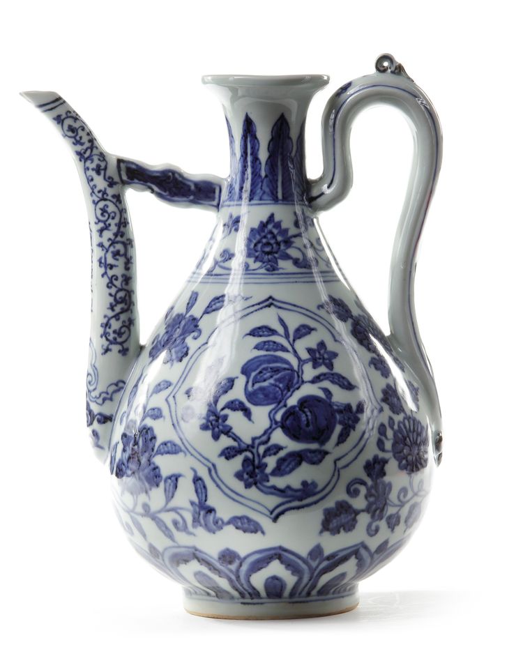 A CHINESE BLUE AND WHITE EWER, QING DYNASTY (1644-1911)