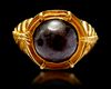 AN AGATE GOLD RING