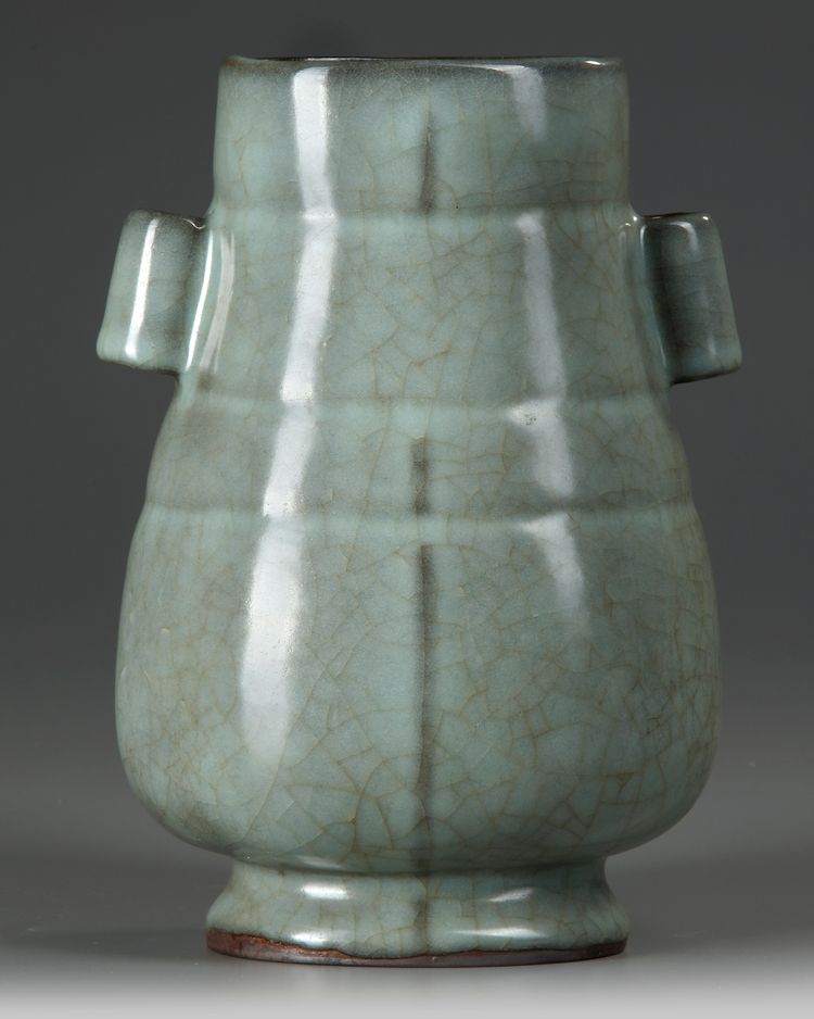 A CHINESE GU-TYPE CRACKLE GLAZED HU-VASE, QING DYNASTY (1644-1911)