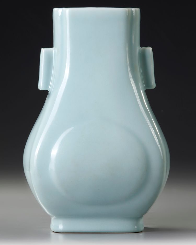 A CHINESE PORCELAIN HU VASE, 20TH CENTURY