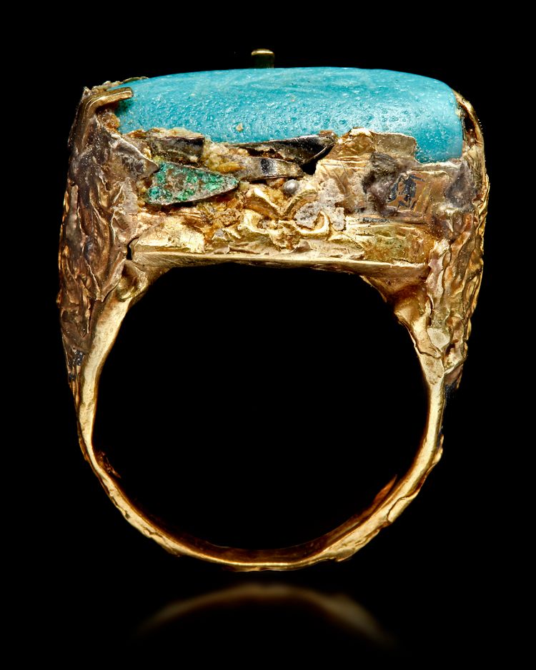 A TURQUOISE SEAL GOLD RING