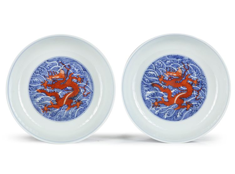 A PAIR OF BLUE AND WHITE 'DRAGON' DISHES