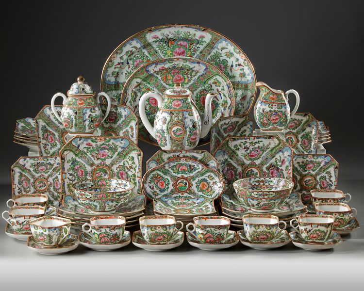 A CANTONESE PORCELAIN TABLEWARE SET, CHINA,  20TH CENTURY
