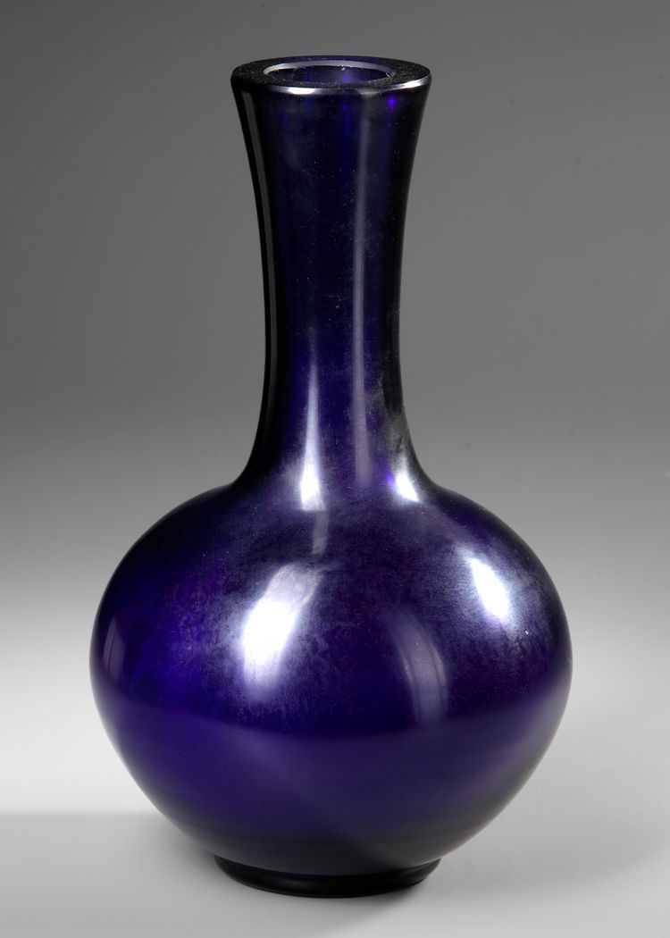 CHINESE BLUE PEKING GLASS VASE, 20TH CENTURY