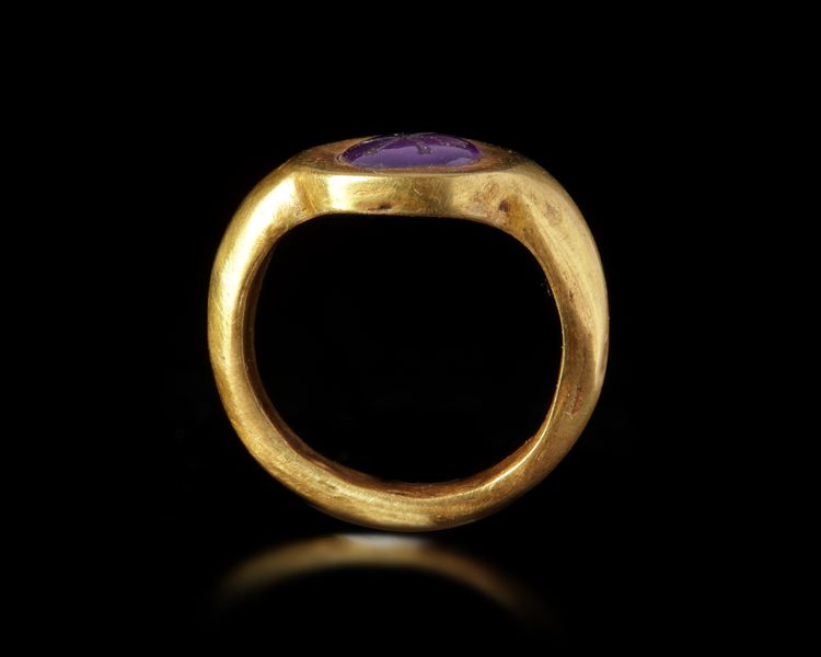 A GOLD RING WITH AN AMETHYST INTAGLIO, 4TH CENTURY AD