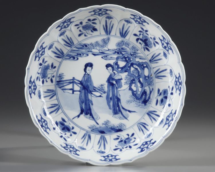 A CHINESE BLUE AND WHITE PLATE, KANGXI PERIOD (1662 - 1722)