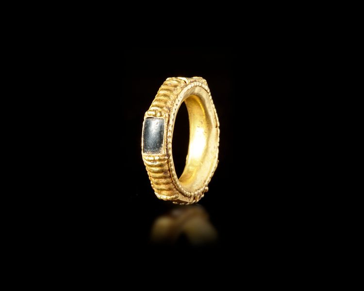 A PHOENICIAN GOLD RING WITH COLORED STONES, 7TH -8TH CENTURY BC