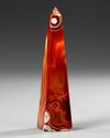 A POLISHED STONE OBELISK, POSSIBLY MADE OF AGATE OR SIMILAR SEMI-PRECIOUS STONE