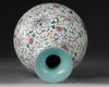 A CHINESE PEAR-SHAPED FAMILLE ROSE VASE, 19TH/20TH CENTURY